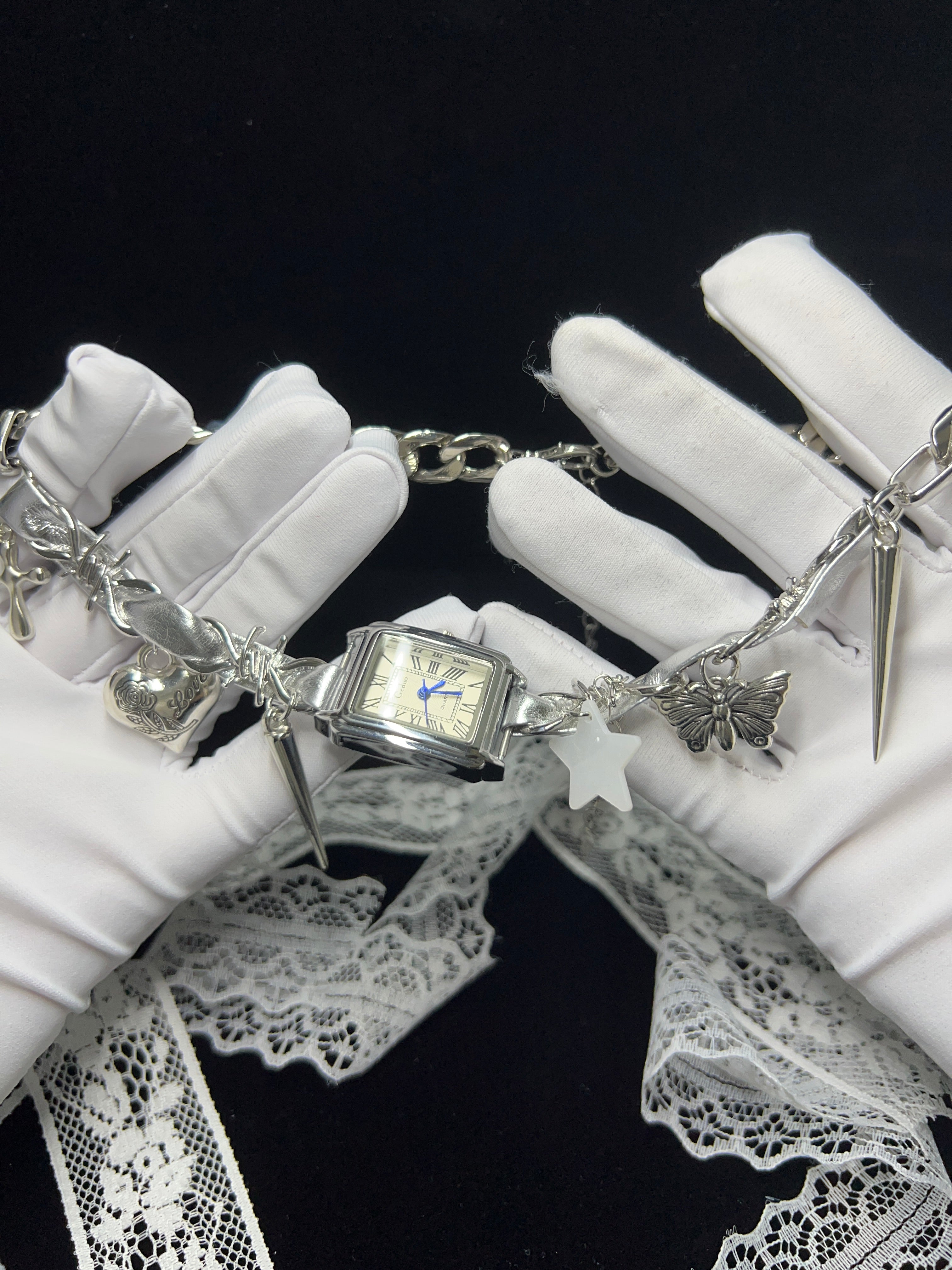 Gargantilla con dije de cronometrador de plata