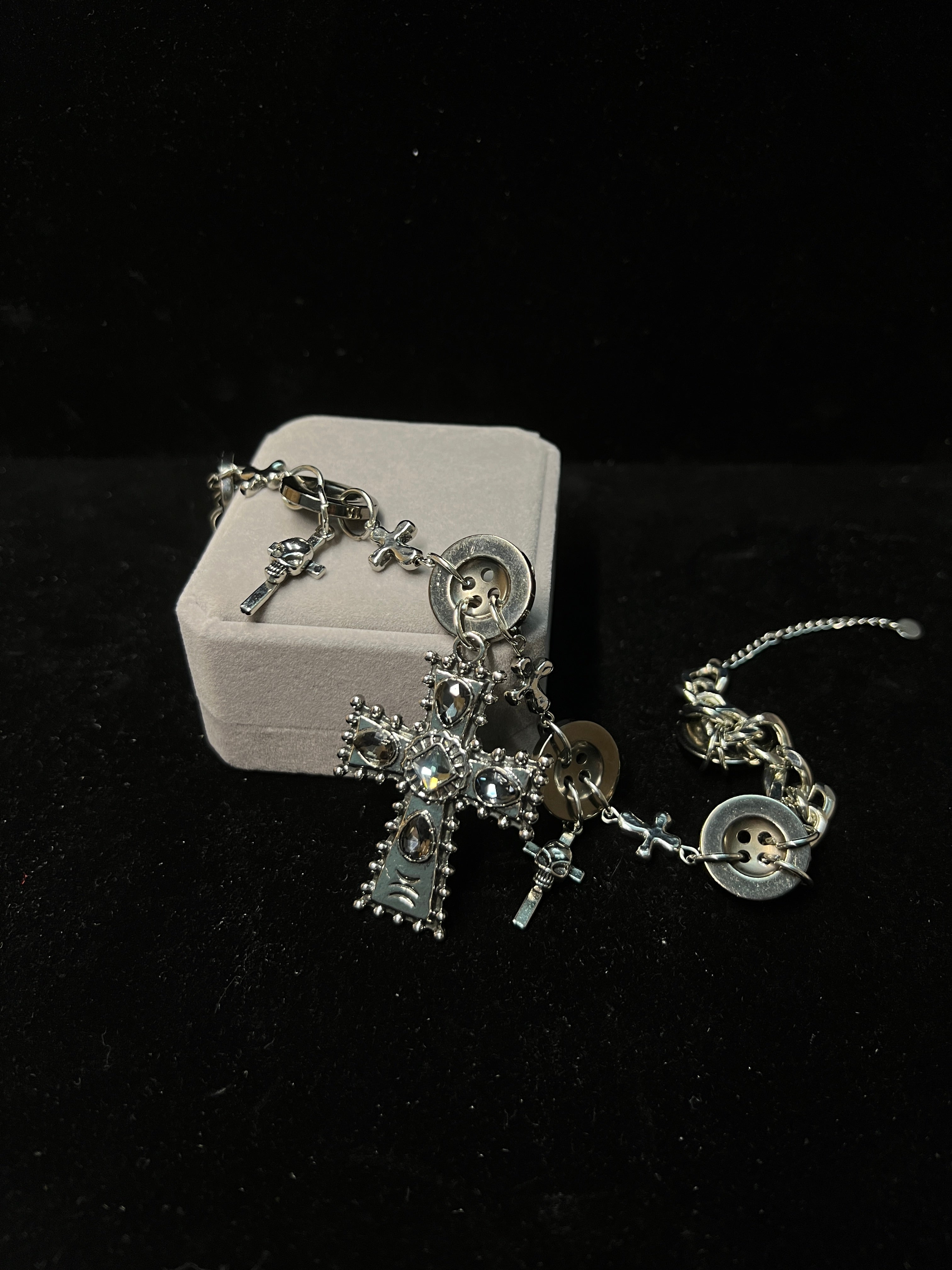 Gargantilla con cruz ornamentada