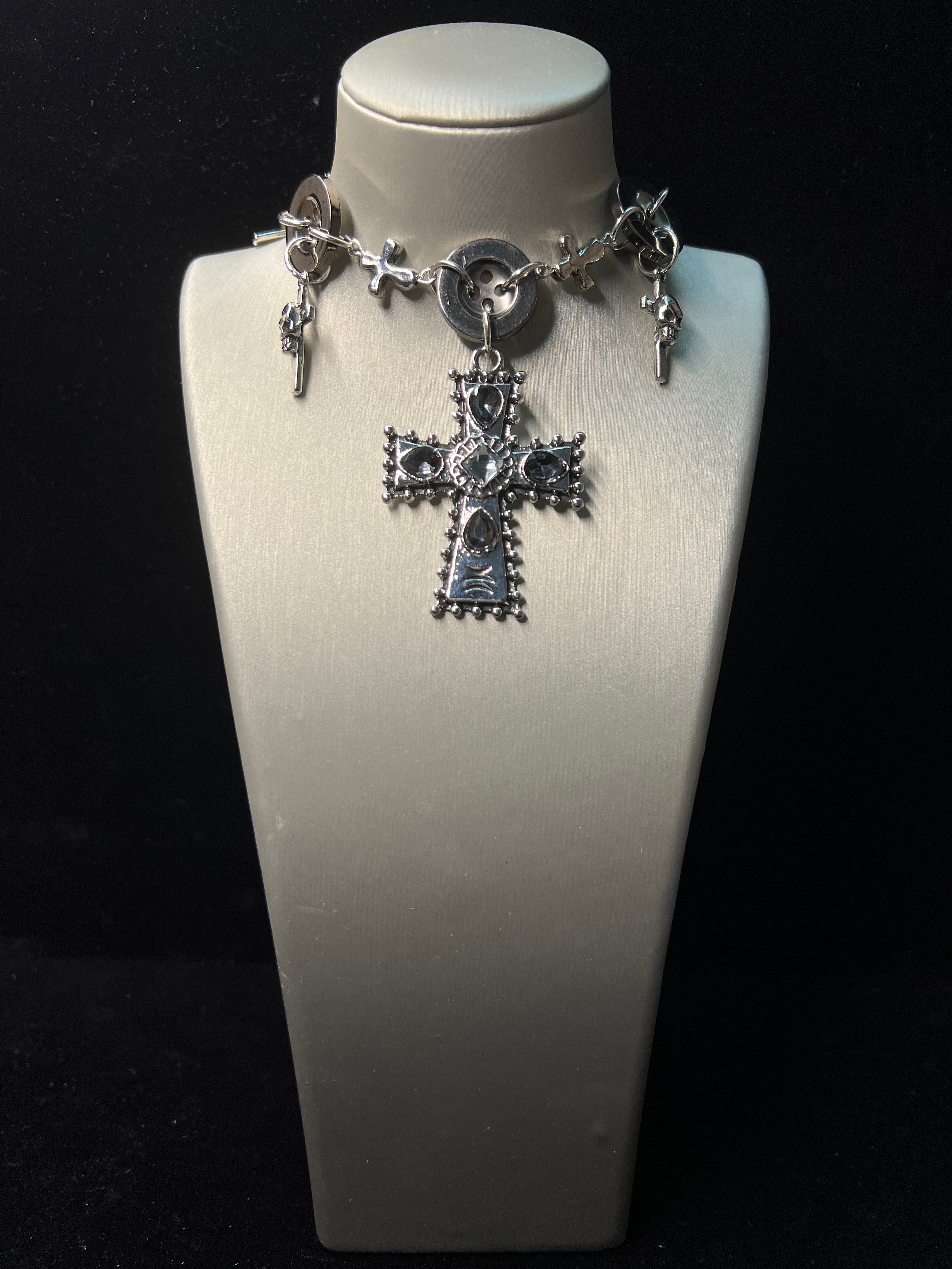 Gargantilla con cruz ornamentada