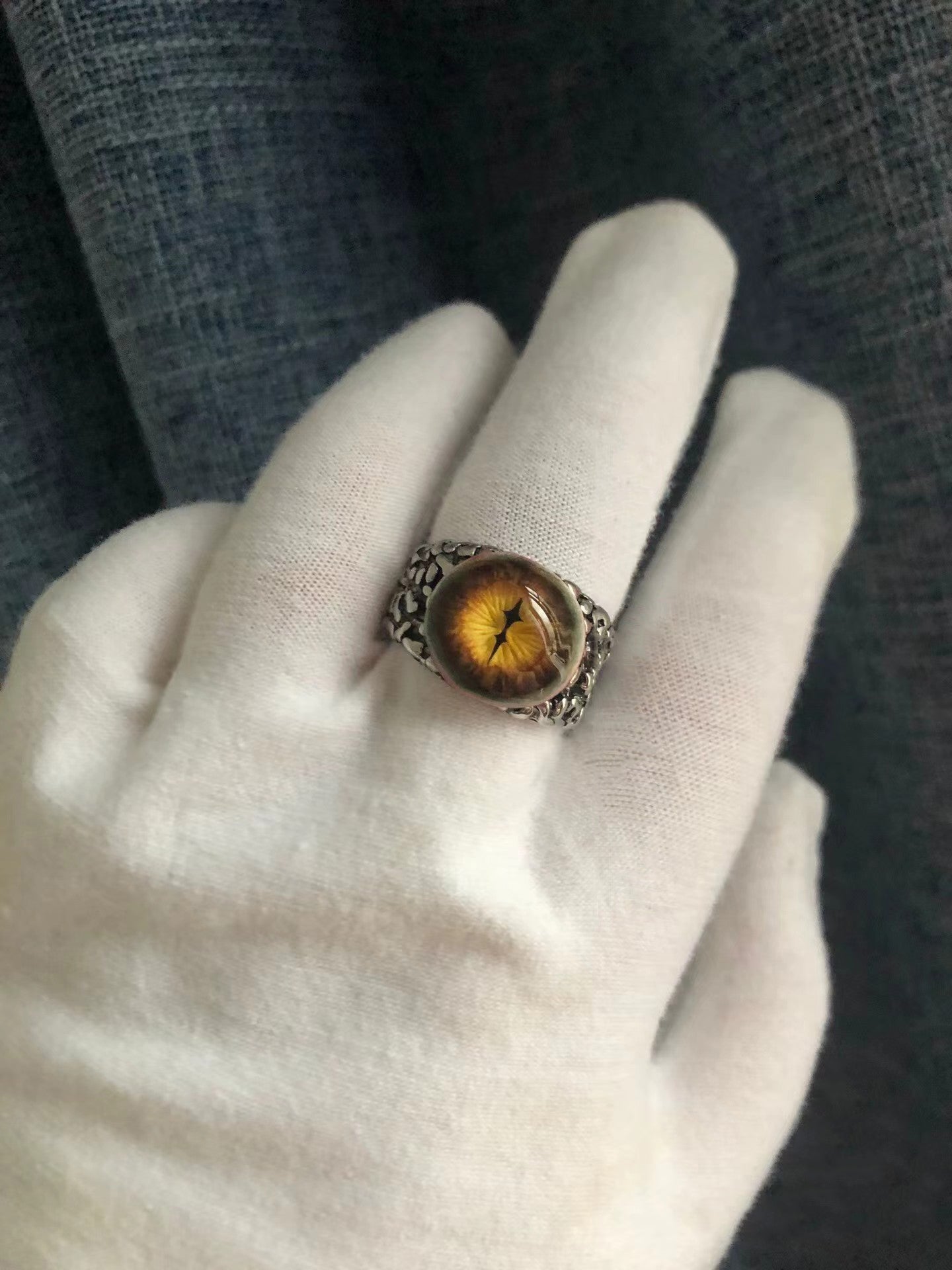 Golden Cat's Eye Ring side view - Gold band design details