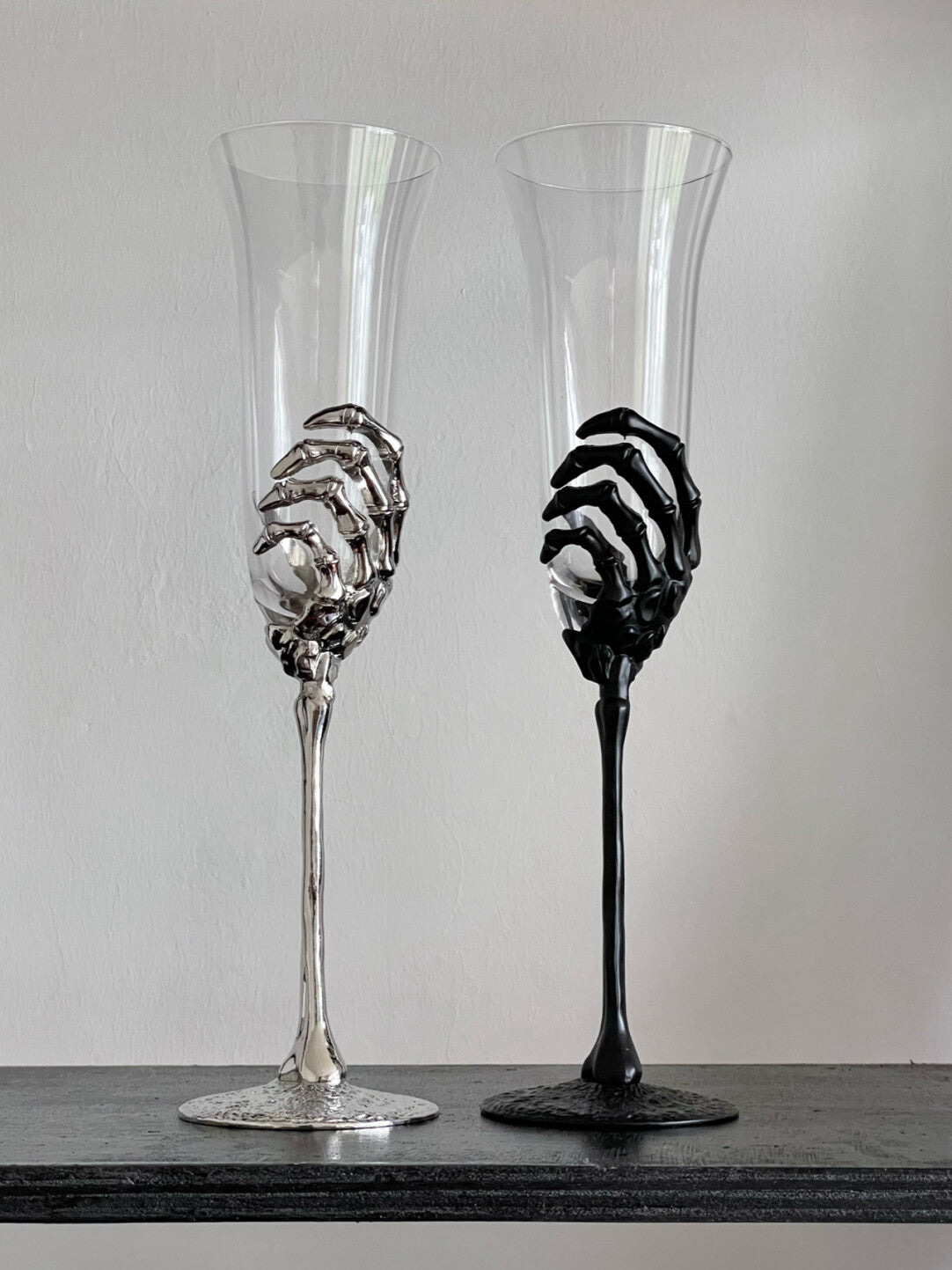 Colección de copas de vino con mano de esqueleto y serpiente