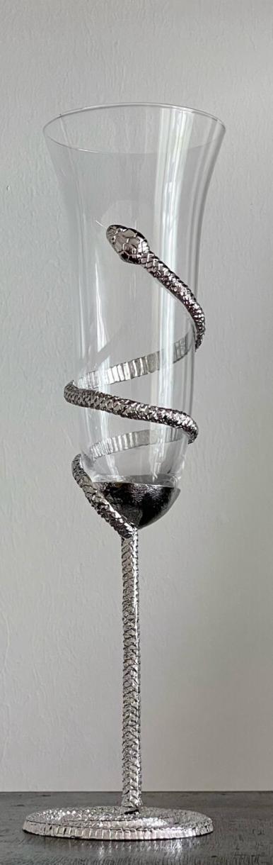 Colección de copas de vino con mano de esqueleto y serpiente