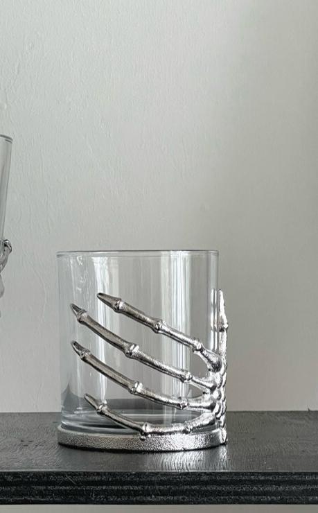 Colección de copas de vino con mano de esqueleto y serpiente