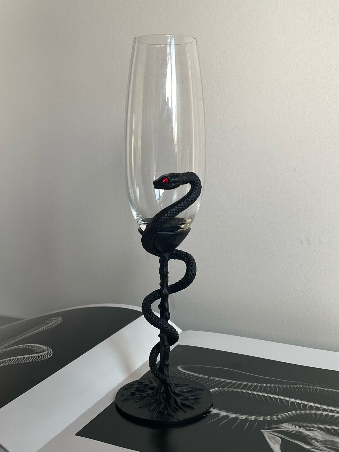 Colección de copas de vino con mano de esqueleto y serpiente