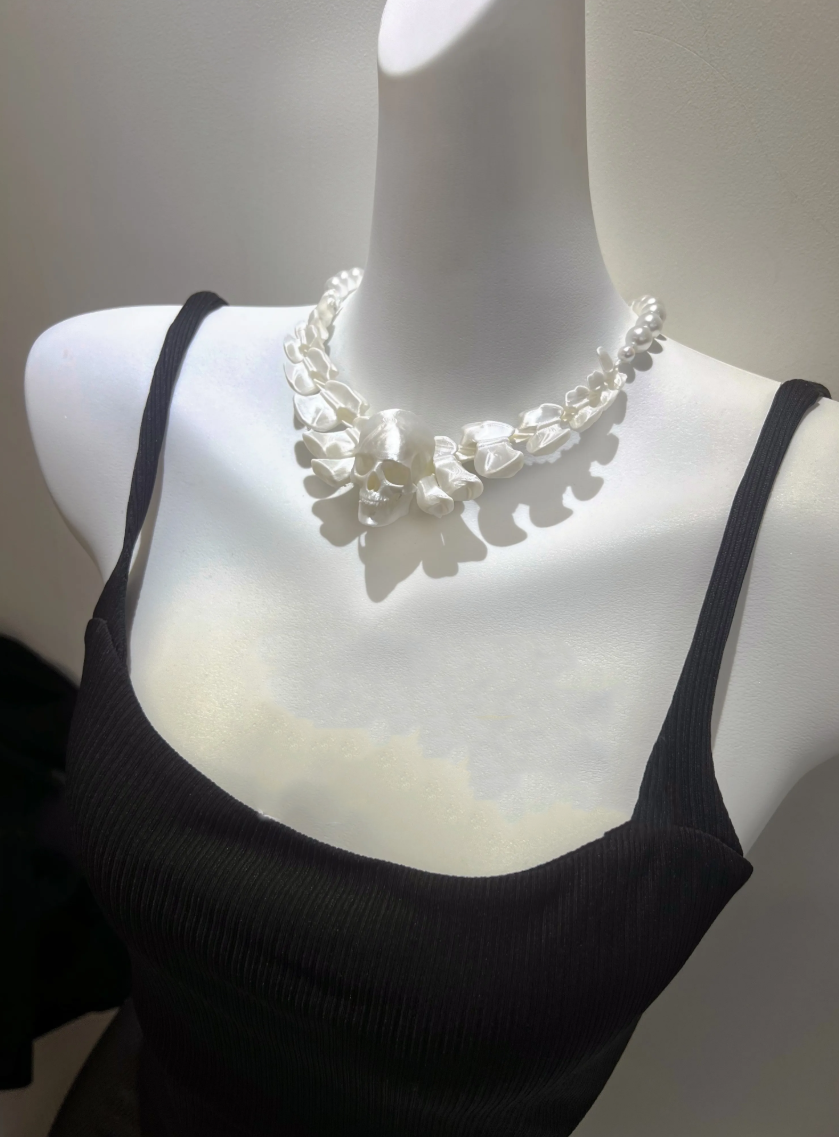 Gargantilla de perla con calavera