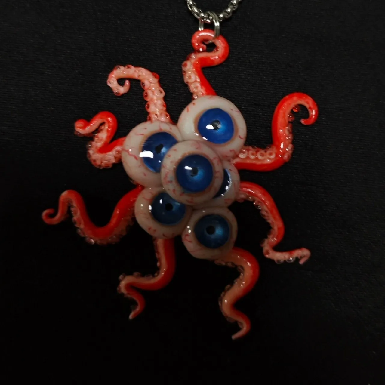 Colgante de placa con forma de cerebro y globo ocular | Collar de anatomía del terror