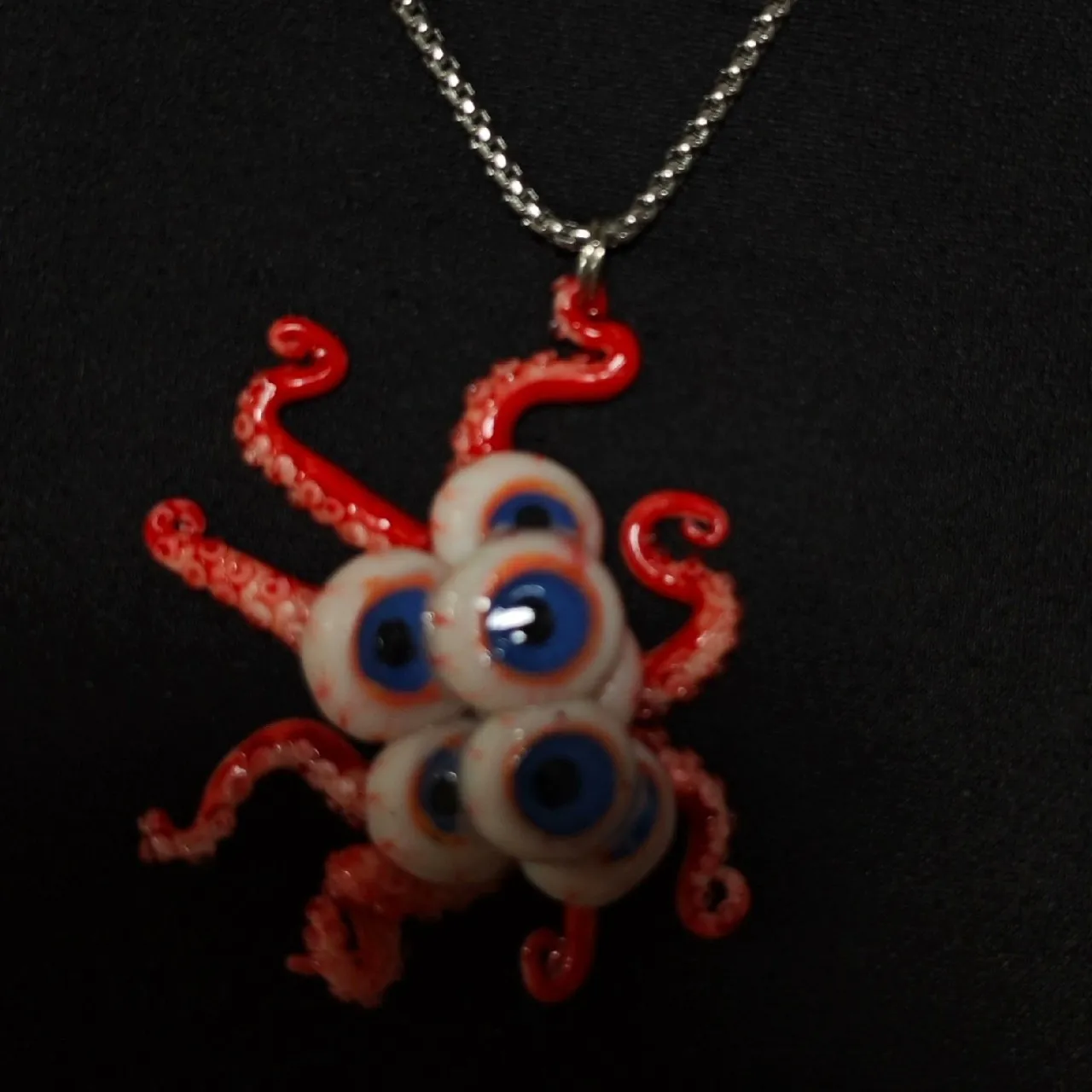 Colgante de placa con forma de cerebro y globo ocular | Collar de anatomía del terror