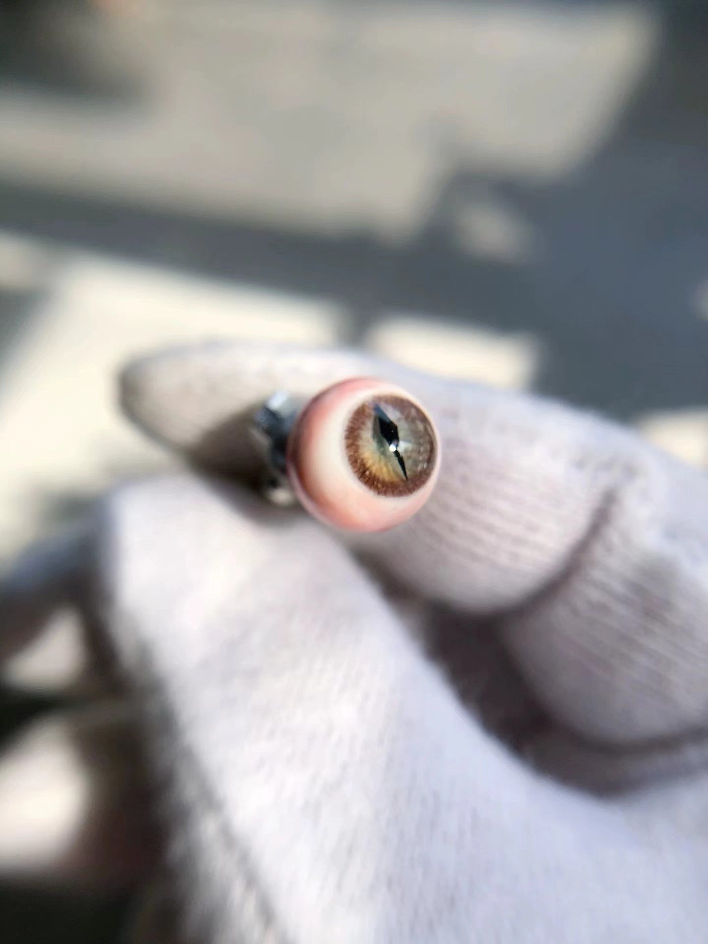 Pendientes de botón con forma de globo ocular marrón