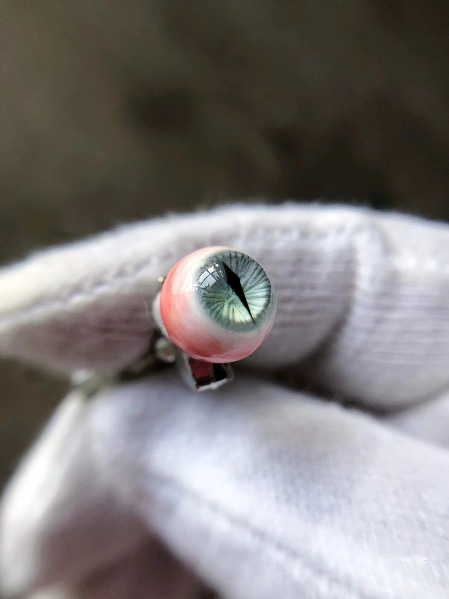 Pendientes de botón con forma de globo ocular verde