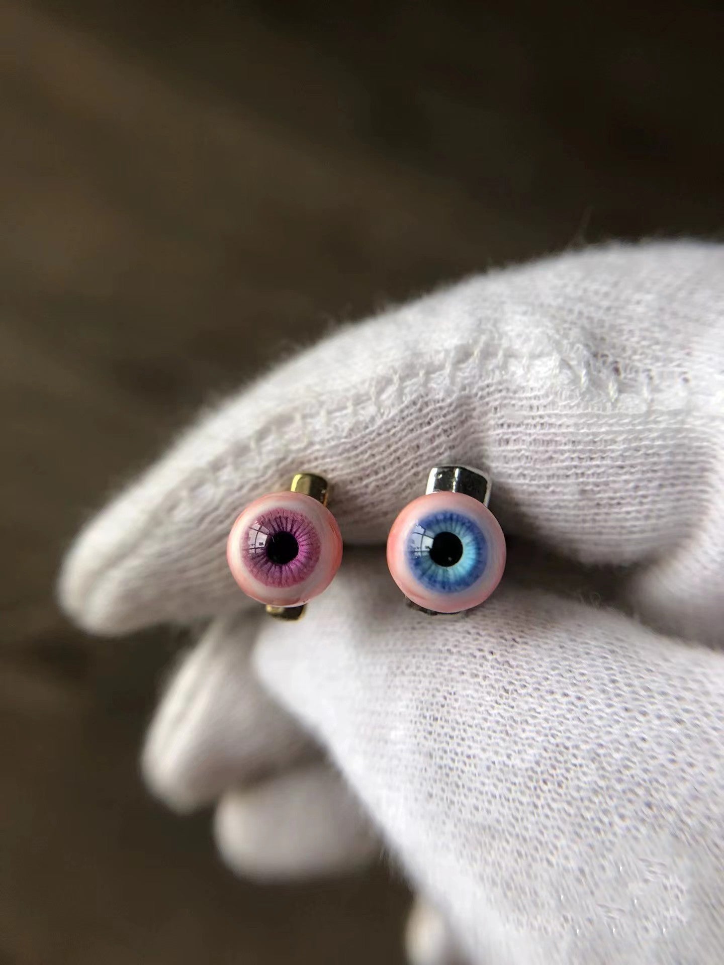 Pendientes de botón con forma de globo ocular con pupilas de diferentes colores