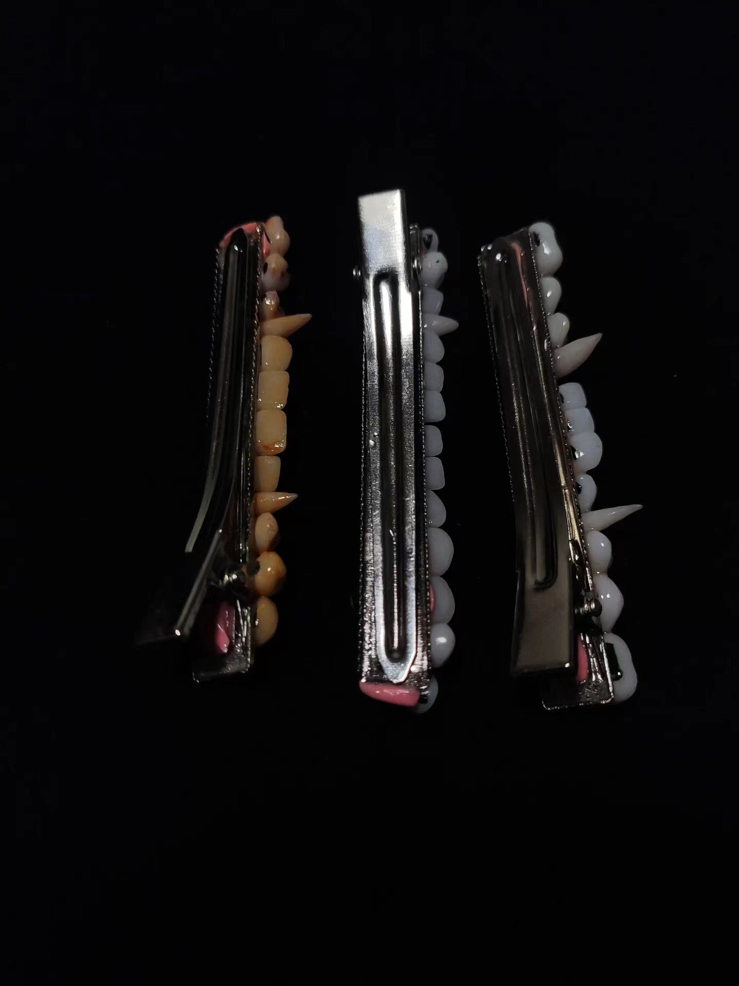 Pinza para el pelo con forma de diente espeluznante grande de 8 cm con diseño gótico de terror
