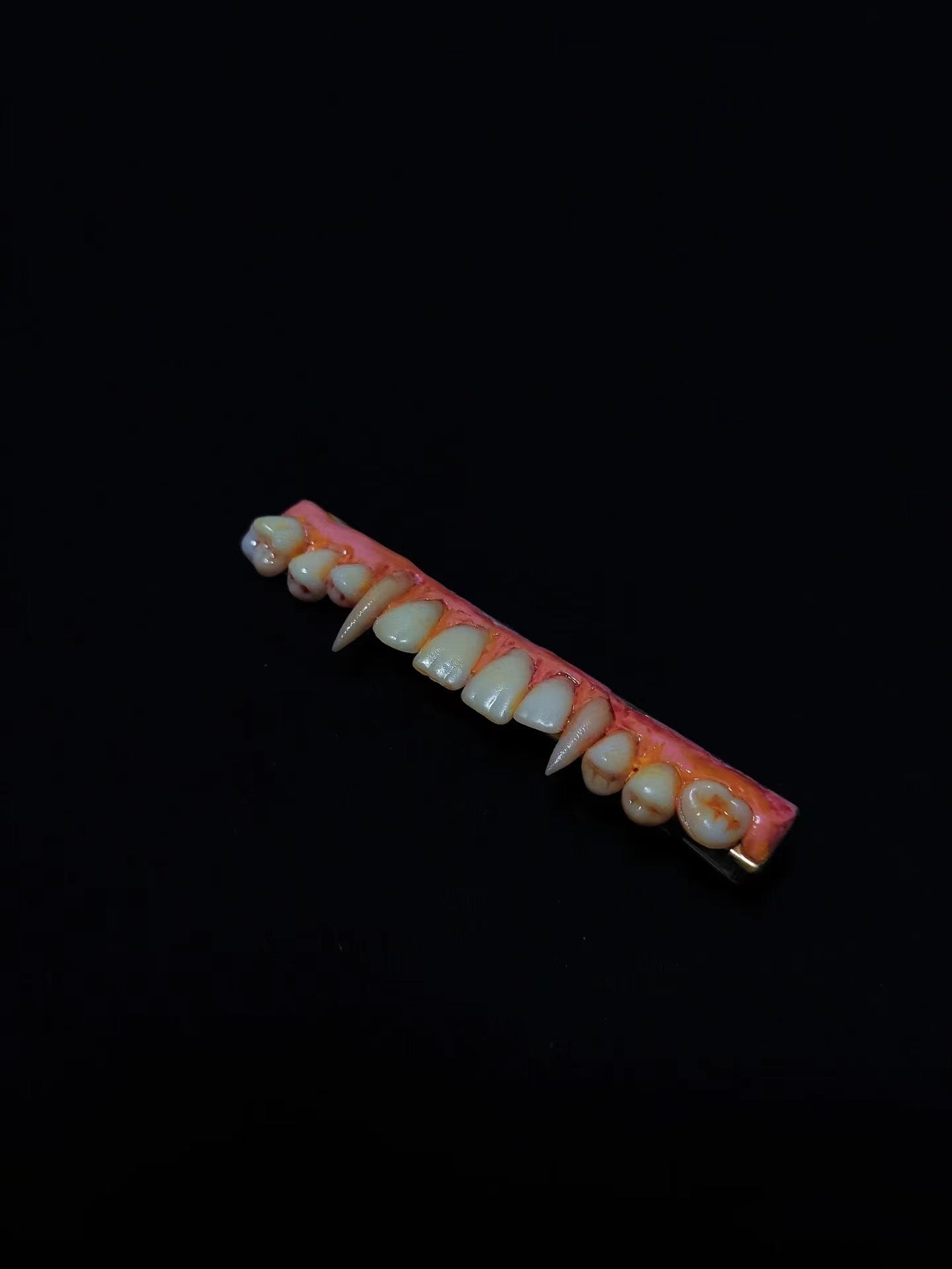 Pinza para el pelo con forma de diente espeluznante grande de 8 cm con diseño gótico de terror