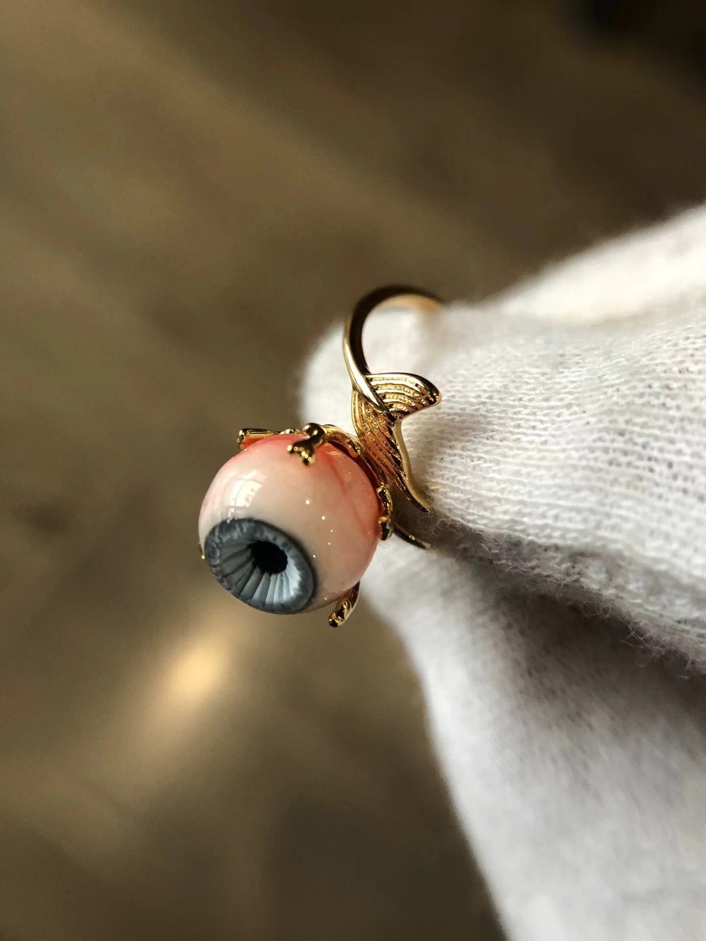 Anillo de globo ocular de oro