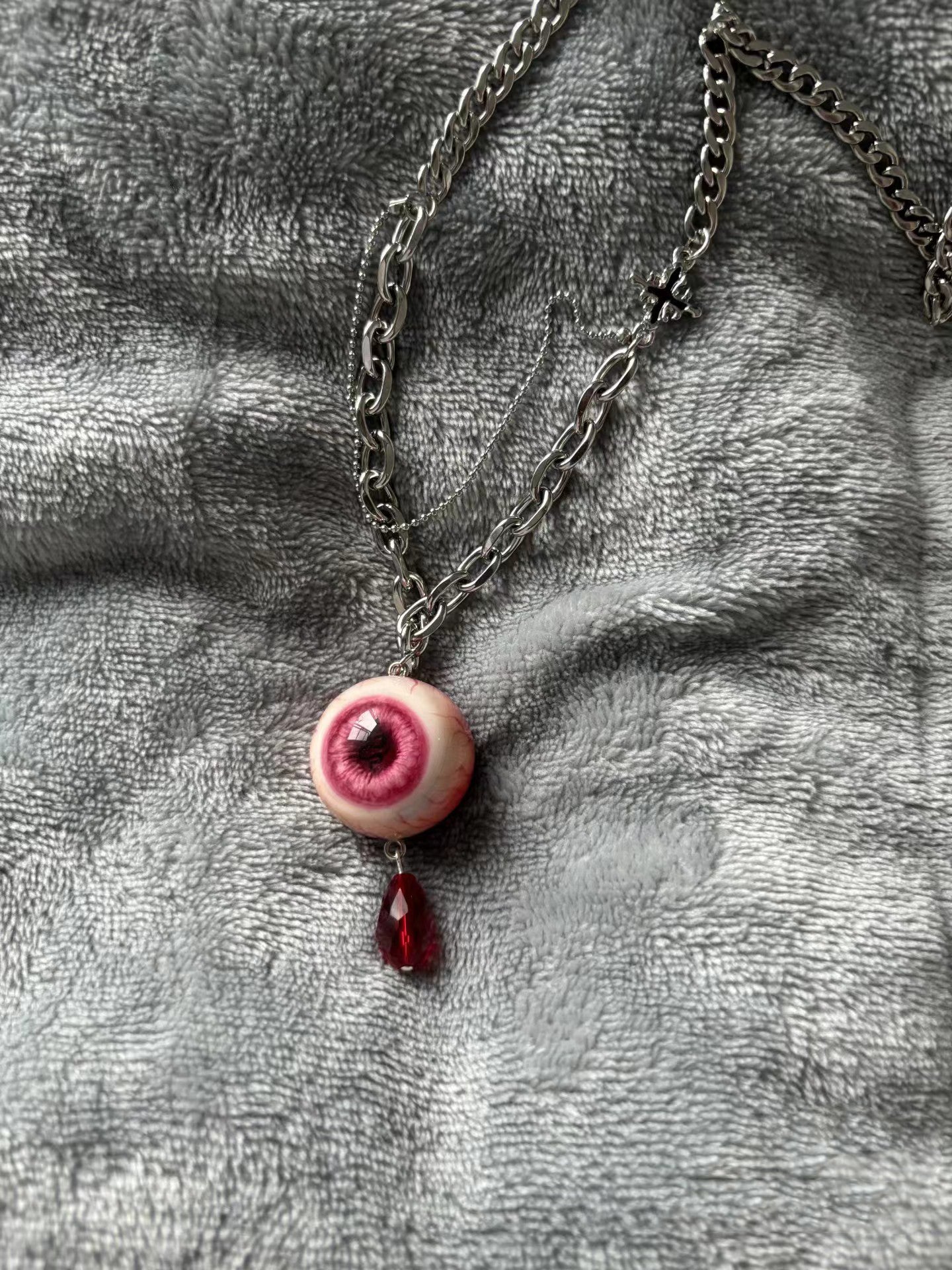 Colgante gótico de globo ocular